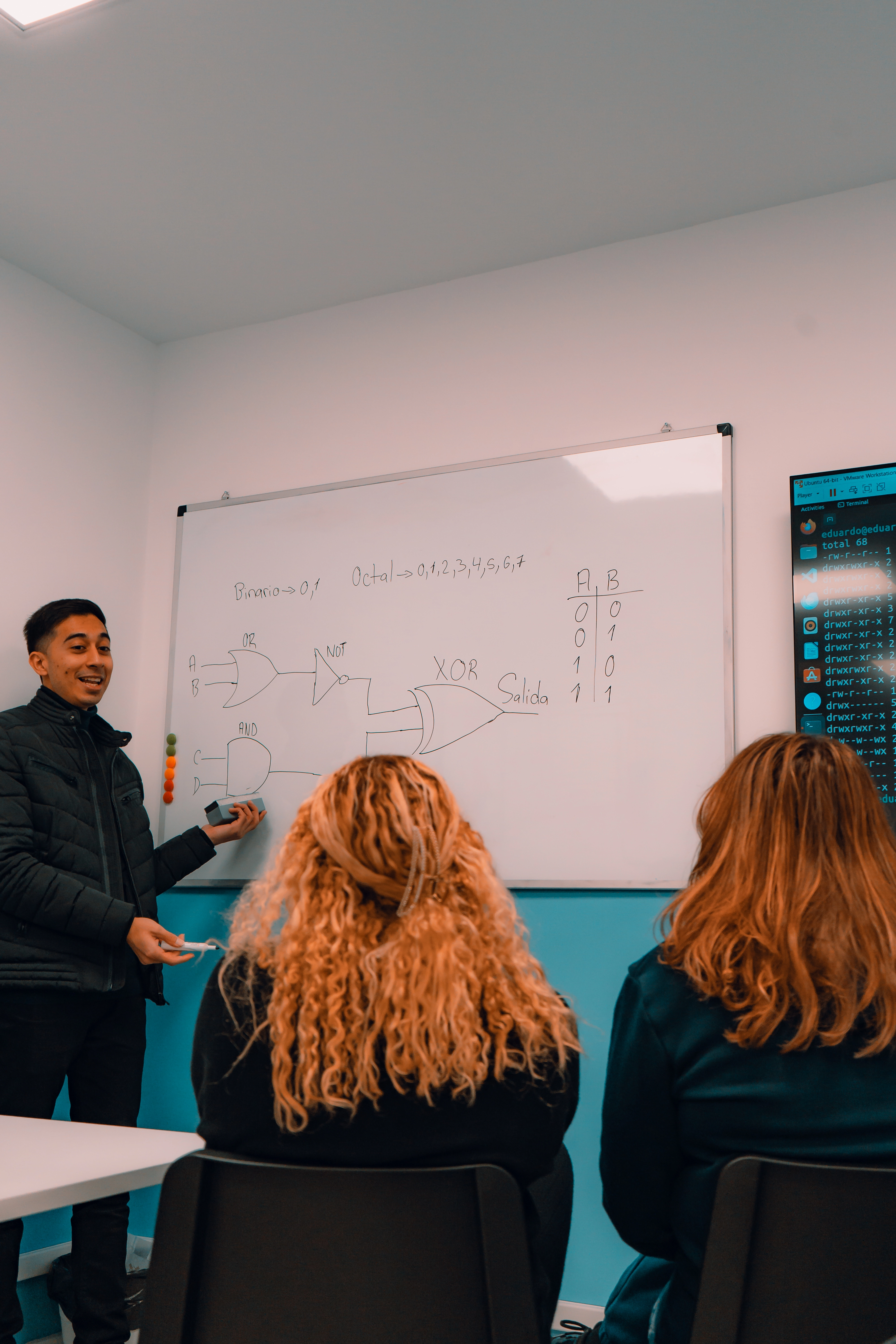 Explicación a alumnas - Atención personalizada en Vigara FP